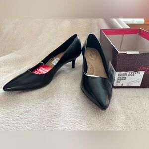 dexflex comfort Jeanne Black Pointed-Toe Kitten Heel Pumps